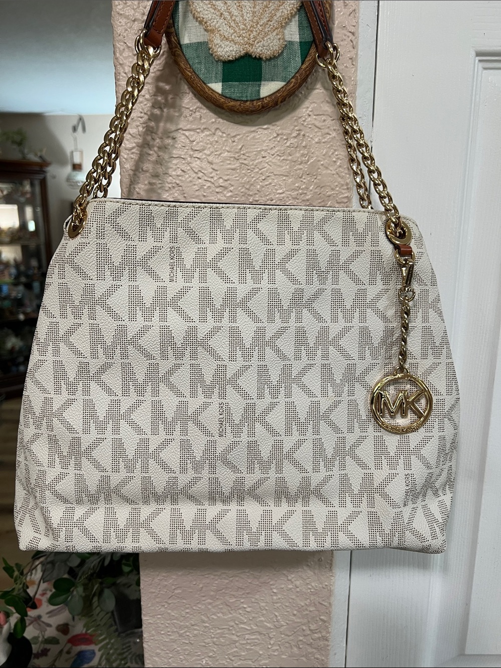 Michael Kors Jet Set Large Logo Shoulder Bag in Vanilla